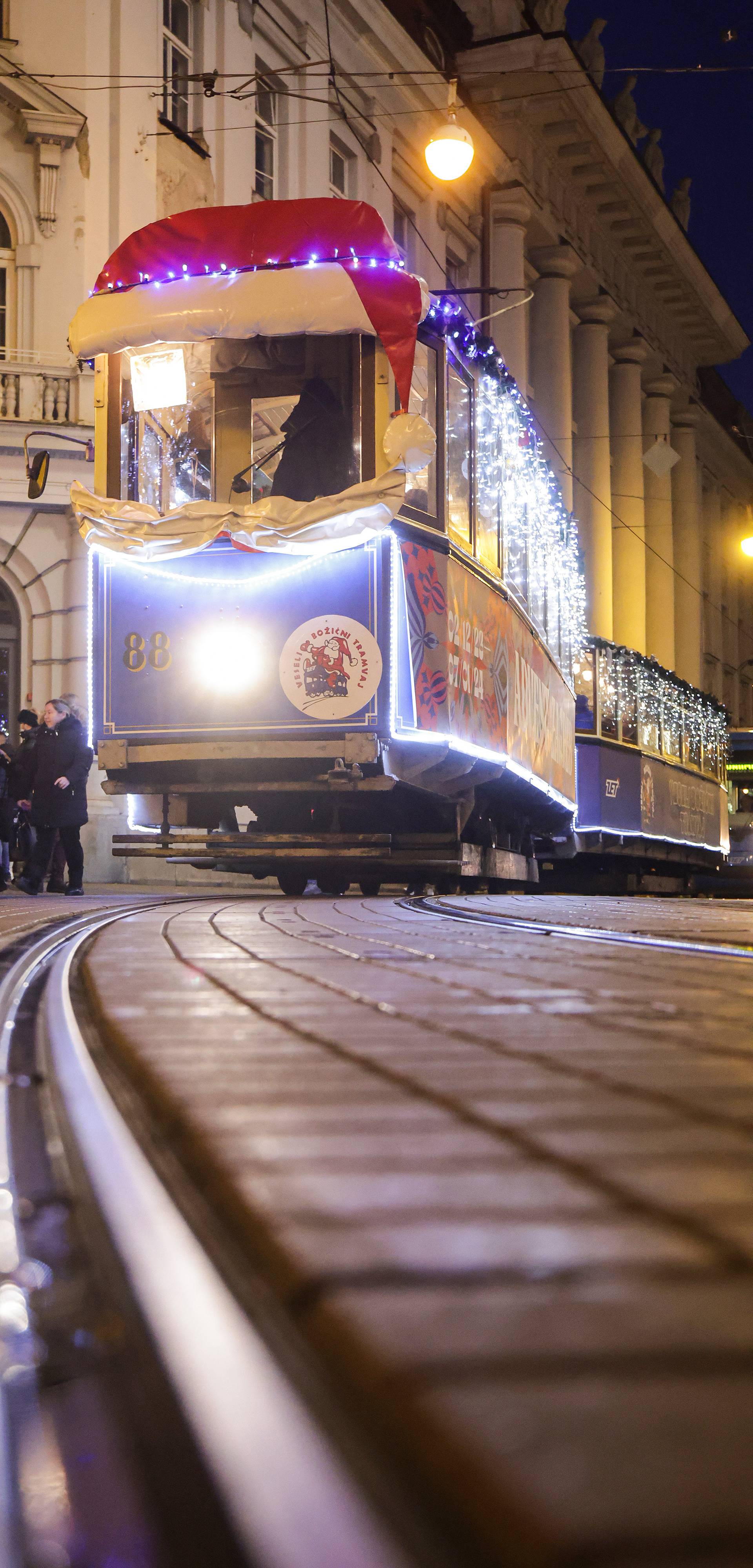 Zagreb: Veseli božićni tramvaj vozi centrom grada