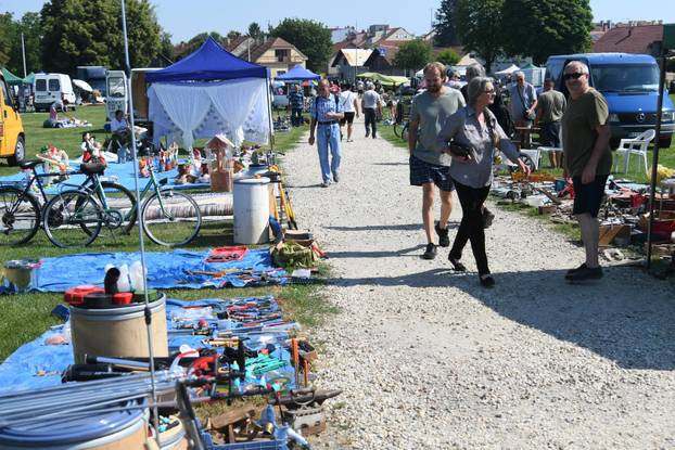 Koprivnica: Popularni buvljak zbog toplotnog vala ipak je imao nešto manje prodavača i kupaca