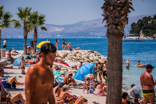 Gužva na splitskoj plaži Kasjuni podno Marjana