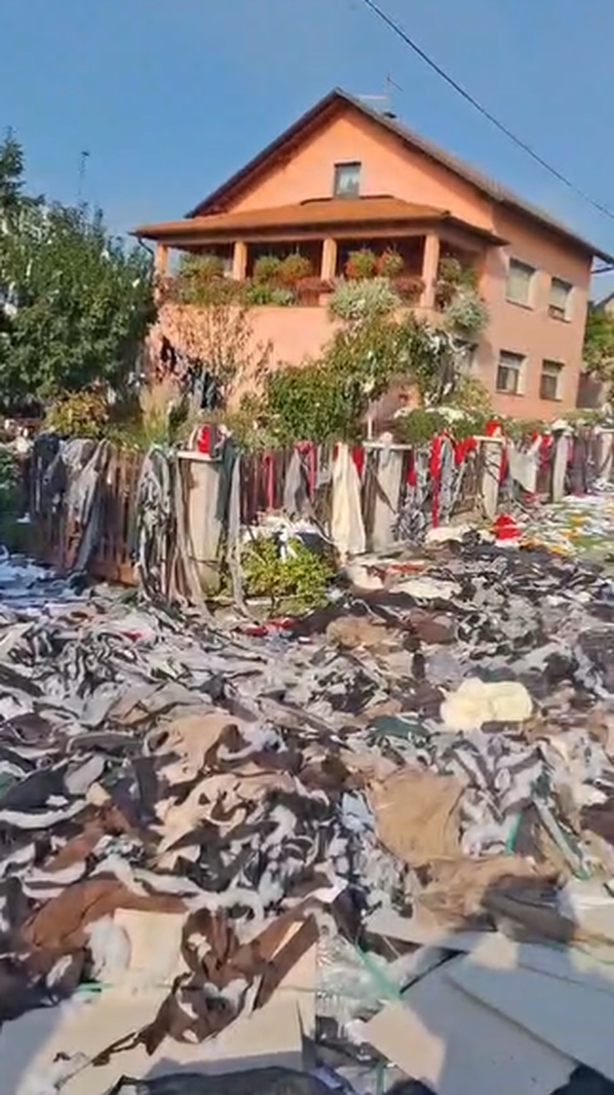 VIDEO Dobili bebu, susjedi im zatrpali dvorište s 3 tone smeća: 'Ma ne ljutimo se, sve je ok'
