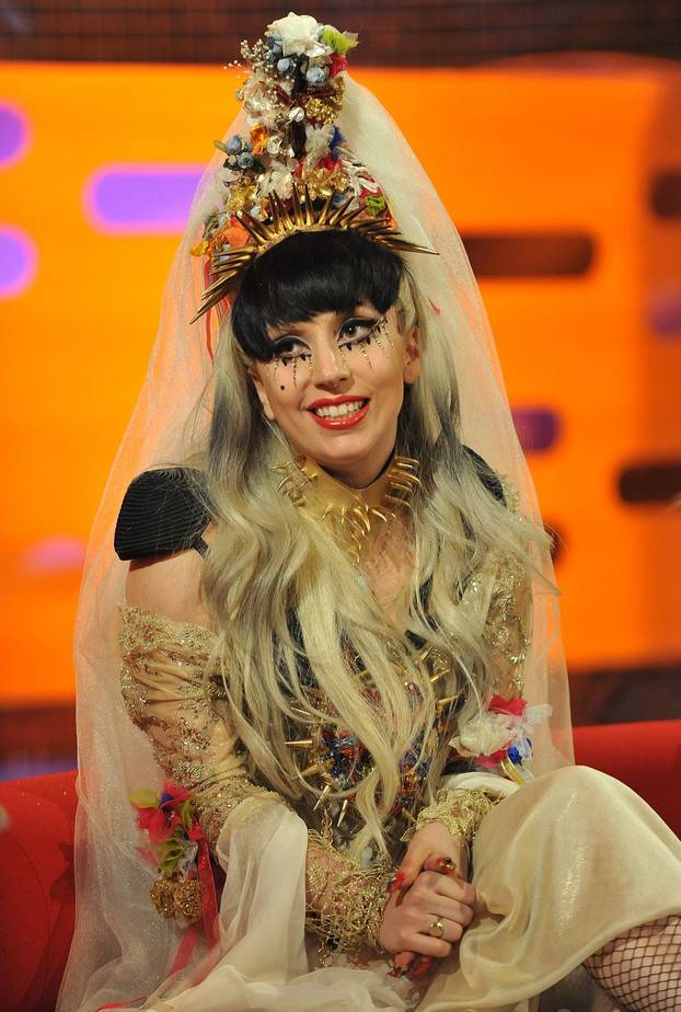London:  Lady Gaga i Gwyneth Paltrow na snimanju Graham Norton Showa