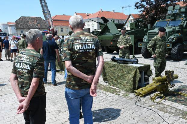 Petrinja: Hrvatska vojska predstavila naoružanje i opremu povodom 30. obljetnice operacije "Oluja"