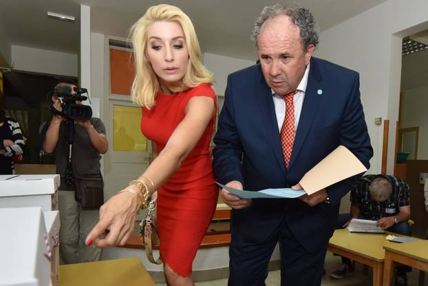 Split: Kandidat za gradona?elnika Željko Kerum ubacio glasa?ki listi? u krivu kutiju 
