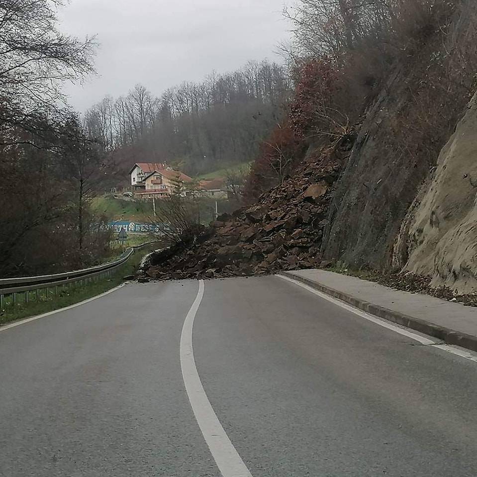 Veliki odron zemlje i kamenja u Kostelu, policija zatvorila cestu