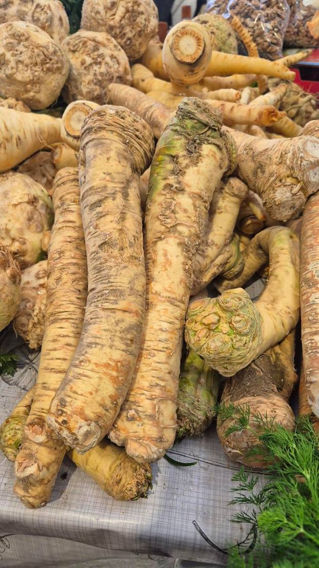 FOTO Pogledajte ponudu tržnice u Osijeku: Kila odojka 4,19 €. A 30 jaja je 6 €. Evo što se isplati