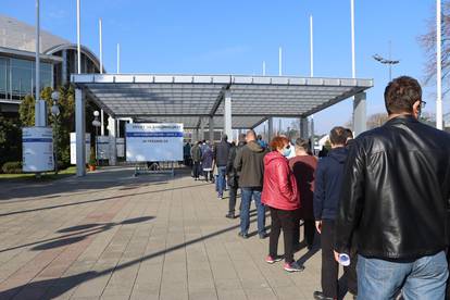 Vaccination of citizens, who registered through eGovernment, against the COVID-19 virus continues at the Belgrade fair.

Na Beogradskom sajmu nastavlja se vakcinacija gradjana, koji su se prijavili preko eUprave, protiv virusa COVID-19.