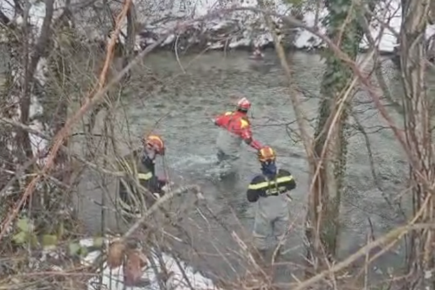 Vatrogasci gazili ledenu rijeku da pomognu ljudima