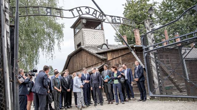 Foreign Minister Maas visits Auschwitz