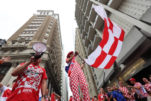 SP 2026 Philadelphia: Navijači se okupljaju prije razvijanja hrvatske zastave uoči utakmice s Ganom