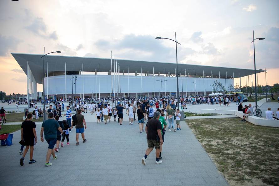 Navijači dolaze na Opus Arenu na utakmicu između Osijeka i Adane