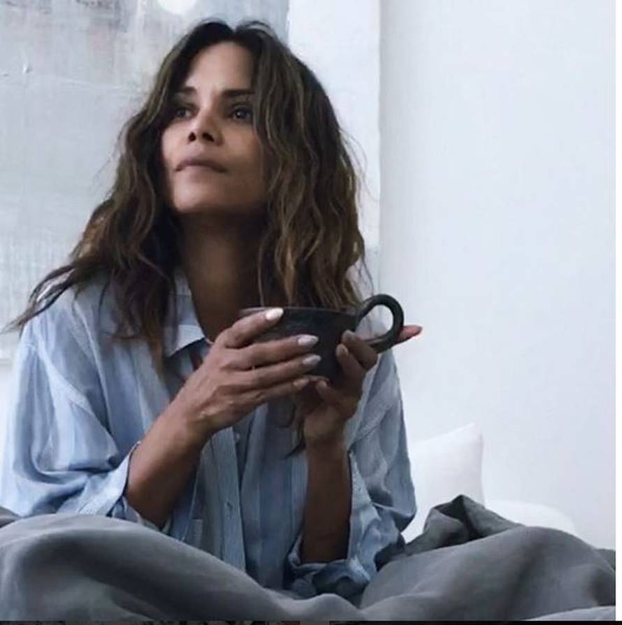 Halle Berry daje 'instrukcije' iz joge: 'Rastezanje je jako bitno'