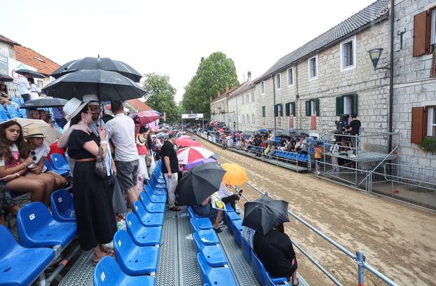 Sinj: Pljusak pred 310. Sinjsku alku