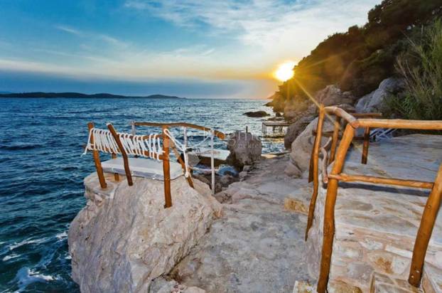 Idila na Hvaru: Kamena kuća sa 'svojom' plažom i privatnim vezom za 3,5 milijuna eura