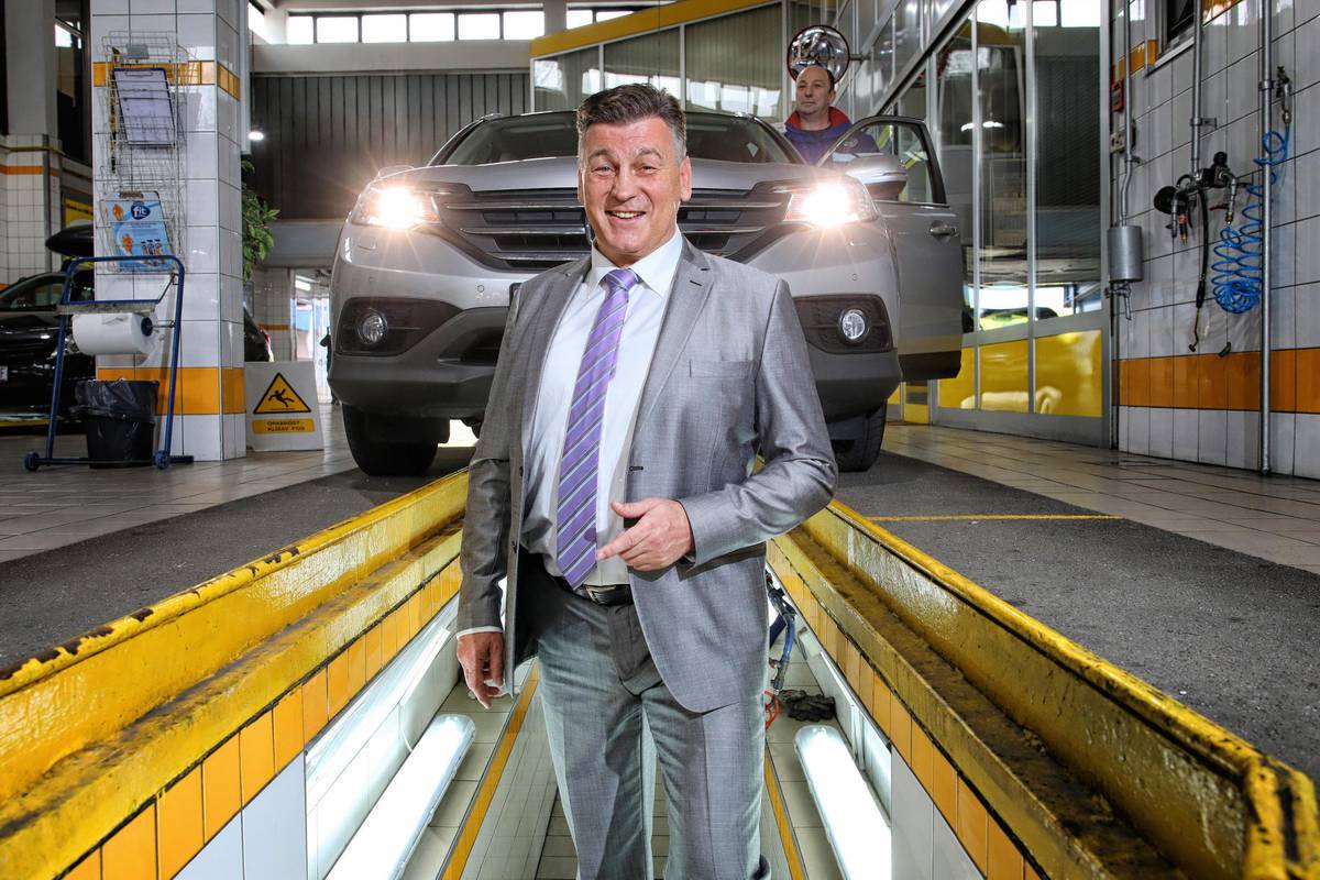 Škaro u ćeliji s četvoricom, a posjećuje ga atraktivna crnka