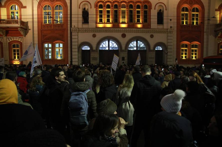 Beograd: Policija upala u Rektorat, građani izašli na ulice