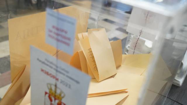 Do 13 sati na parlamentarne izbore u Srbiji izašlo je 26.6 posto građana s pravom glasa