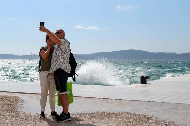 Zadar: Veliki valovi na rivi oduševili turiste 