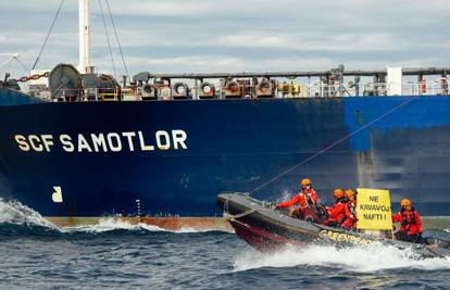 Greenpeace prosvjedovao na Jadranu ispred tankera koji u Omišalj prevozi rusku naftu
