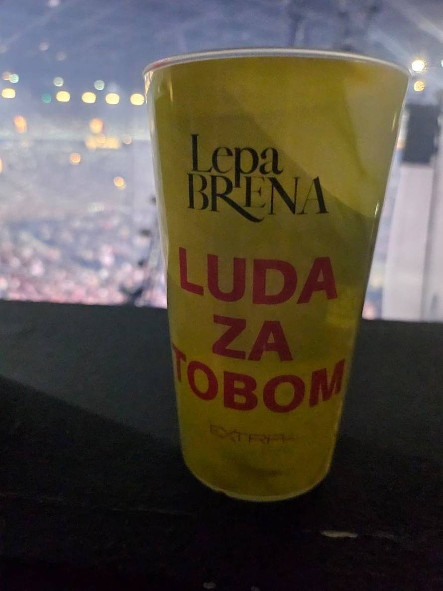 Obožavatelji oduševljeni jednim detaljem na koncertu: Dobili smo piće u čaši na Lepu Brenu