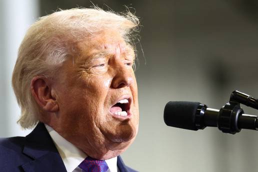 Trump: '&Scaron;aljemo mornaricu u Hormuz, ostat &cacute;e otvoren'