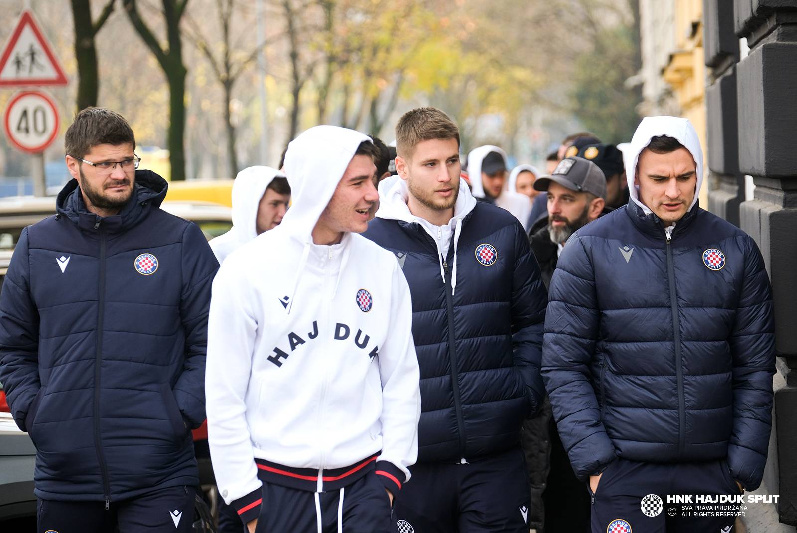 Nema zime za Livaju! Kapetan Hajduka u kratkim hlačama, sa suigračima prošetao Zagrebom