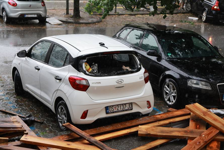 Osijek: Jak vjetar srušio drvenu skelu