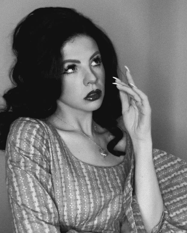 FOTO Mlada ljepotica obožava vintage stil - u retro krpicama donosi seksepil iz 1950-ih