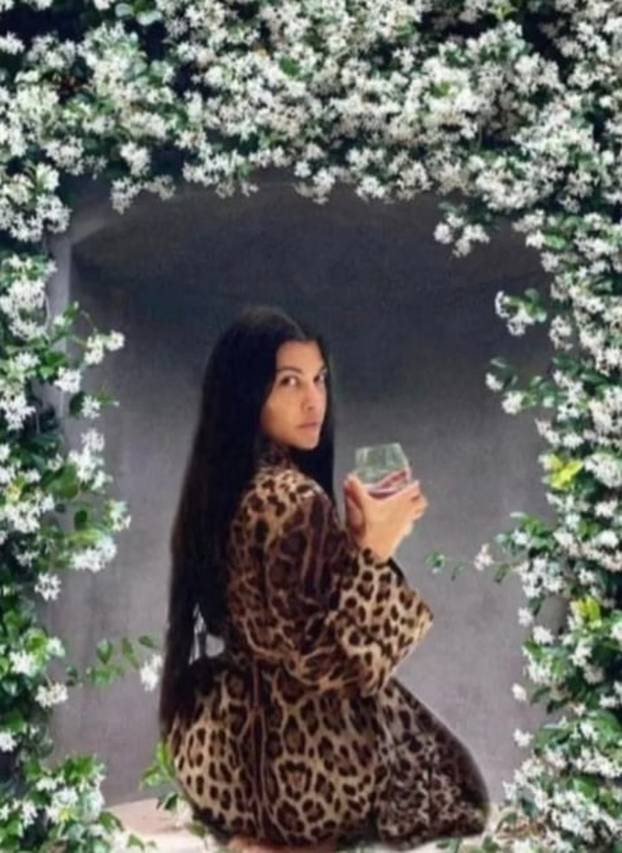 Sramotne Photoshop greške Kardashianki: Uklanjale pupak, imale šest nožnih prstiju...