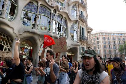 FOTO Bizarne scene u Barceloni: Turisti piju kavu, prosvjednici ih špricaju. Sve je puno policije...