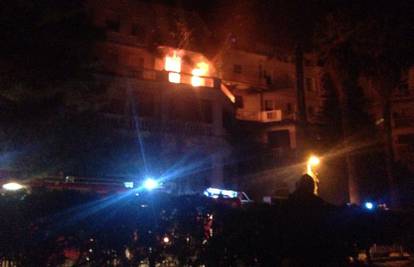 Ponovno požar u napuštenom hotelu Palace u Kaštel Starom