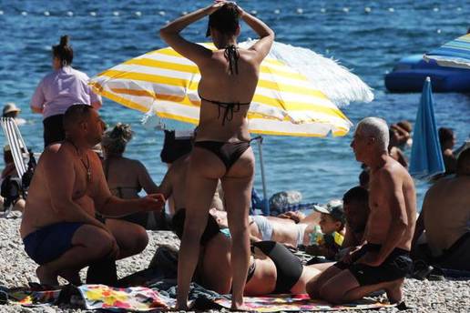 FOTO Tko ka&zcaron;e da je ljeto gotovo? Ovako danas izgledaju pla&zcaron;e u Vodicama i Rijeci