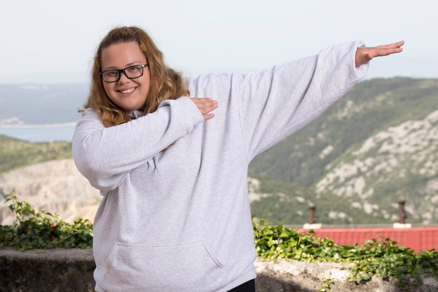 'U školi su me gađali kamenom i govorili mi da me salo štiti'