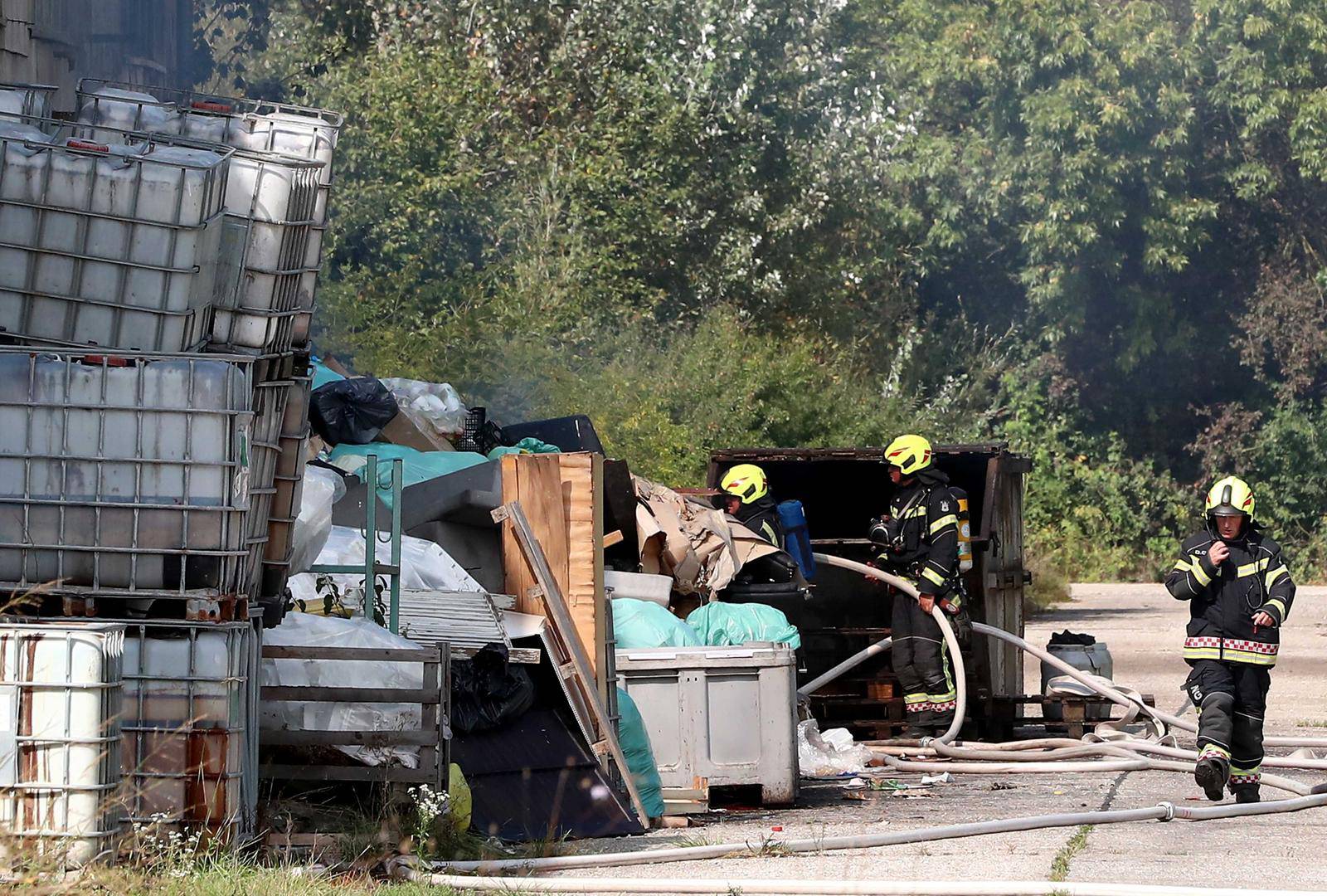 Zagreb: Vatgrogasci se bore s požarom poslovnog objekta na Žitnjaku