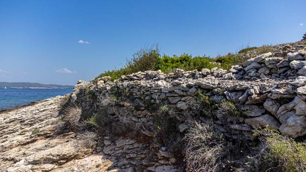 Otok Bavljenac izgleda kao divovski otisak prsta i nezaobilazna je atrakcija u šibenskom arhipelagu