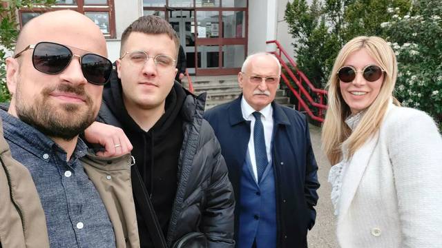 Zoran Mamić tužio Vojka V. i Gršu zbog pjesme 'Mamići', oni 'opalili selfie' s odvjetnicima