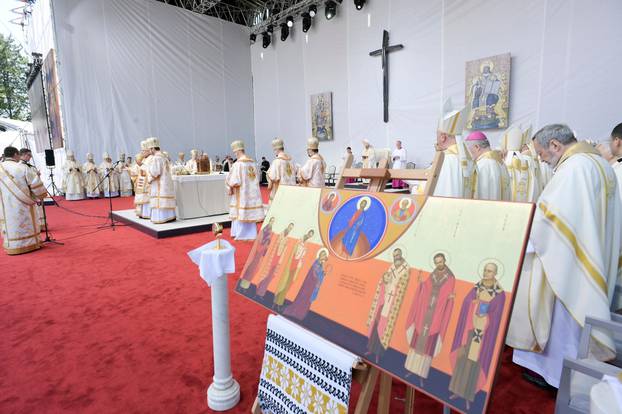 Pope Francis visits Romania