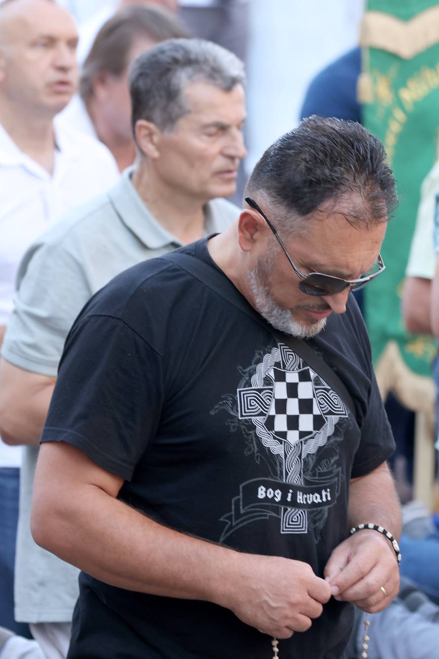 Zagreb: Na Jelacicem trgu molitva krunice za mir u svijetu i domovini te za obracenje i jedinstvo hrvatskog naroda