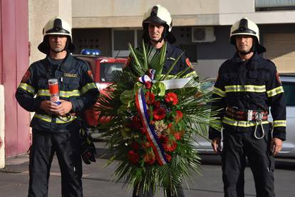 Obitelji i kolege položili vijence i svijeće za poginule vatrogasce