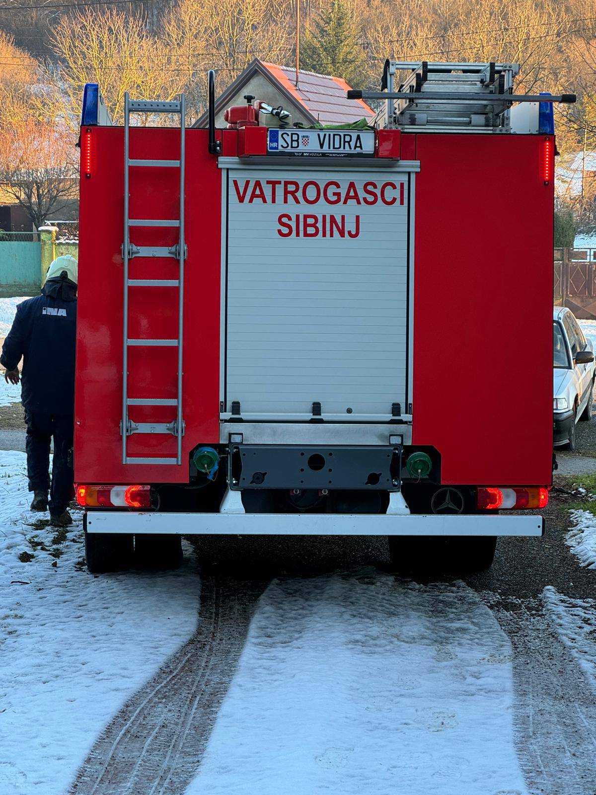 FOTO Vatrogasci kod Sl. Broda spasili mačku s bora: 'Glava joj je zapela u konzervi, bojala se'