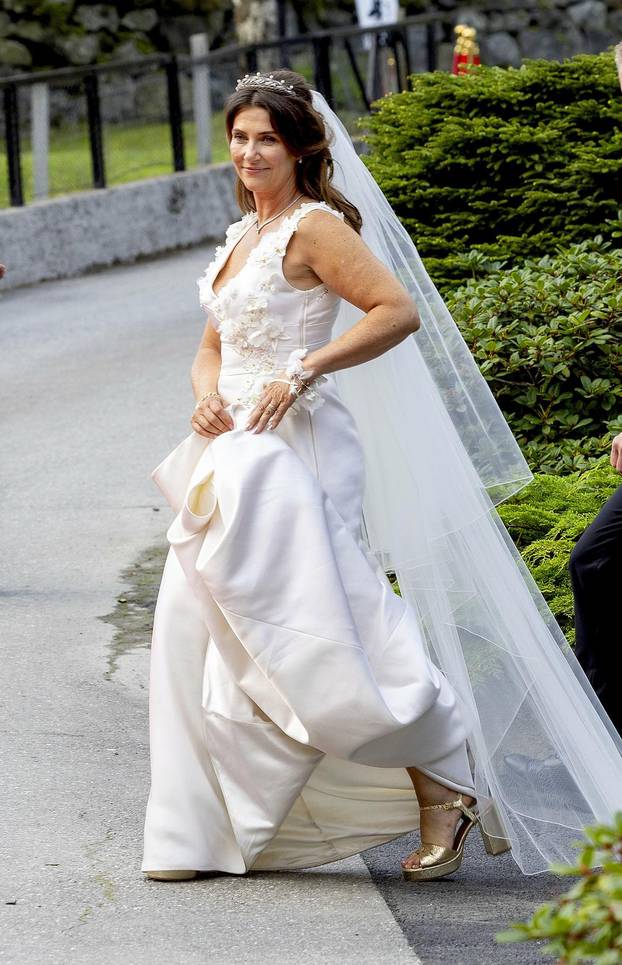Bridal couple princess Märtha Louise and Mr. Durek Verrett greet the crowd