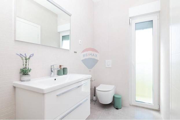 FOTO Pogledajte kuću koju su izgradili usred polja u Grbama: Stoji samo pola milijuna eura...