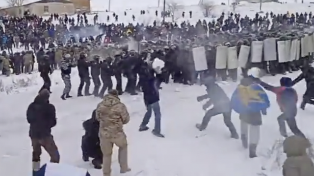 VIDEO Kaos u Rusiji: Policija mlati prosvjednike, oni uzvraćaju grudama snijega