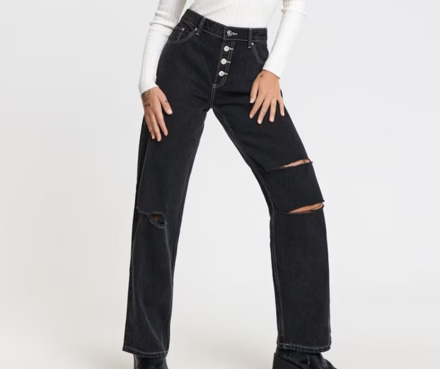 Vraćaju se poderane traperice: Izdvojili smo najbolje komade