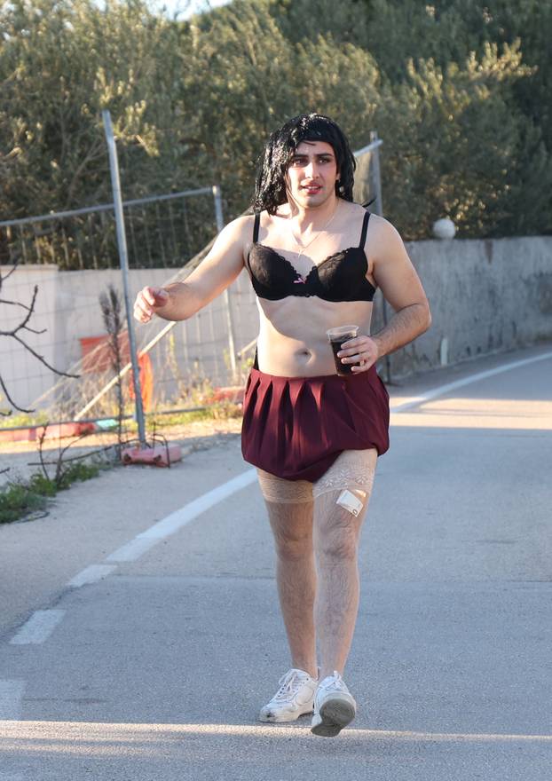 Jezera: Maškarana povorka prodefilirala je Jezerima