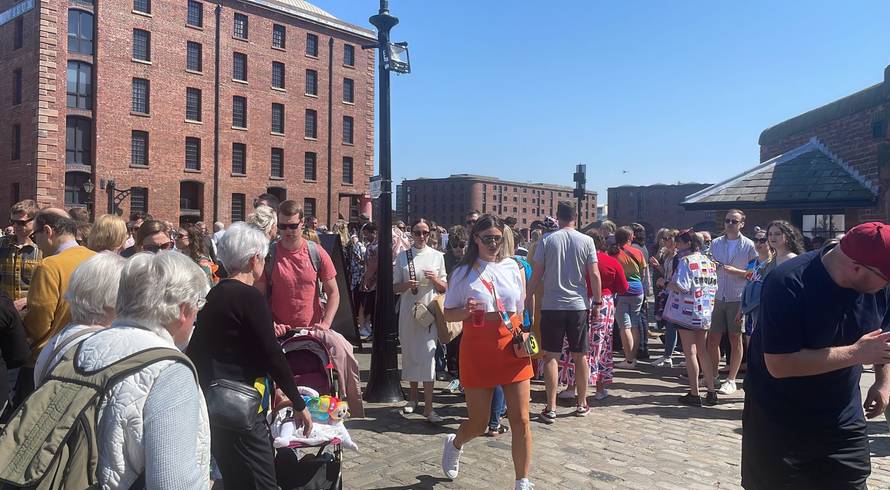 Liverpool je prepun navijača i obožavatelja Eurosonga: Ovo je sve ludo, ne možemo ni proći!