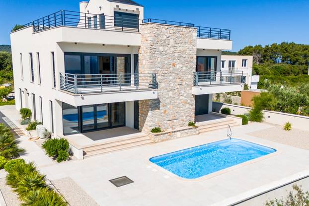 FOTO Kakva vila! Prodaju je na Šolti. Grijani bazen, a more na 150 metara. Saznali smo cijenu