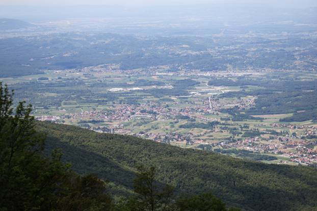 Zagreb: Panoramski pogled na Hrvatsko zagorje sa Sljemena