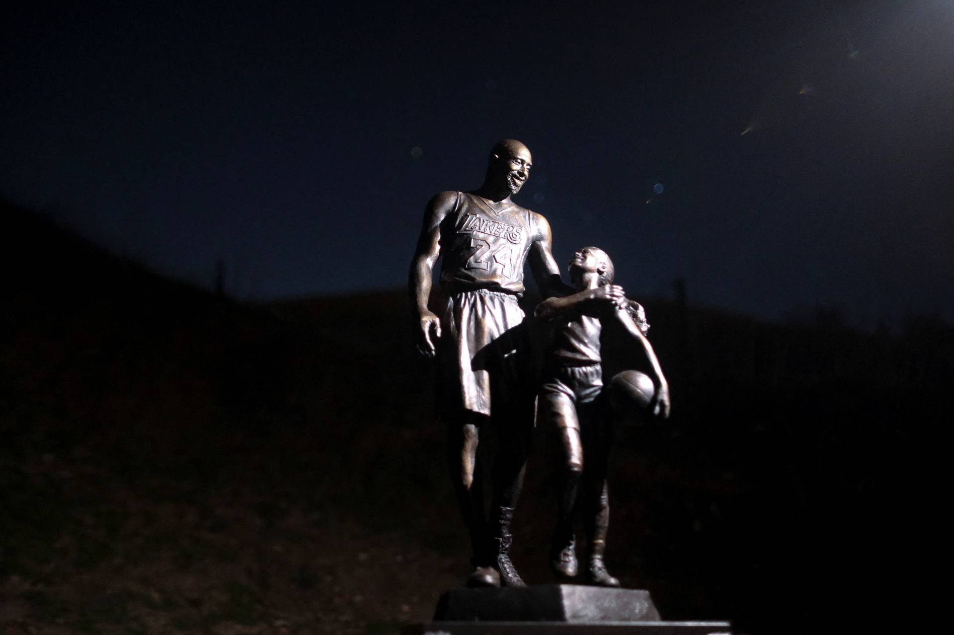 Los Angeles sculptor Dan Medina has honored the anniversary of the deaths of Kobe and Gigi Bryant