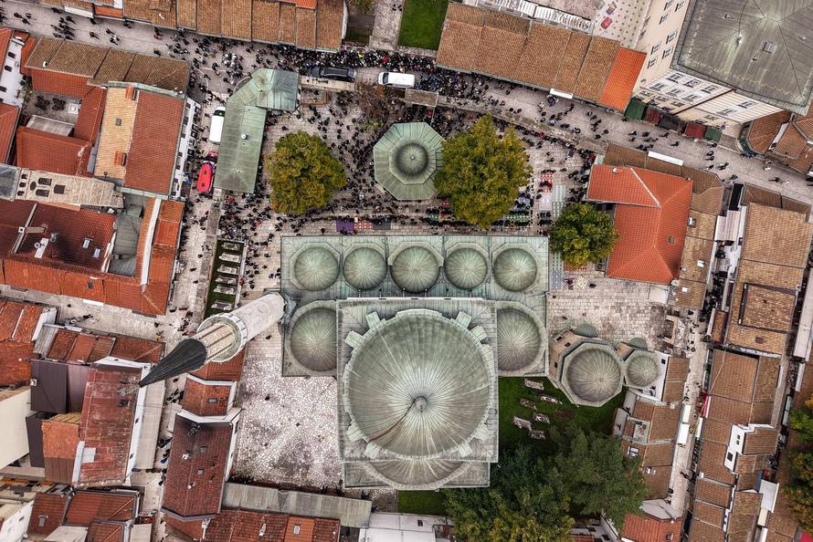 Sarajevo: Pogled iz zraka na dženazu za Halida Bešlića u Gazi Husrev-begovoj džamiji
