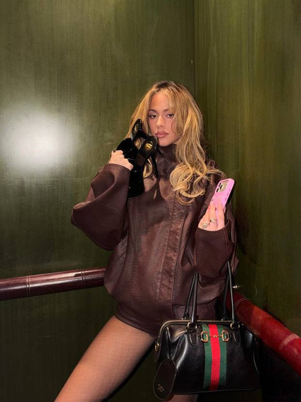 Svjetski prvak ljubi atraktivnu pjevačicu. Uskoro će se vjenčati